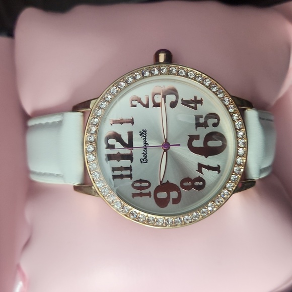 Women's Watch - Picture 2 of 4